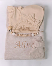 Lade das Bild in den Galerie-Viewer, Babyset Erstlingsset beige mit Schühchen