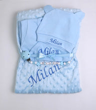Lade das Bild in den Galerie-Viewer, Erstlingsset mit Namen und Schnullerkette blau Babyset Junge