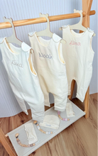 Lade das Bild in den Galerie-Viewer, Strampler-Set mit Schnullerkette ecru