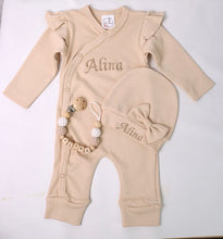 Lade das Bild in den Galerie-Viewer, Strampler-Set mit Schnullerkette beige