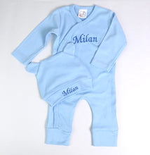 Lade das Bild in den Galerie-Viewer, Erstlingsset mit Namen und Schnullerkette blau Babyset Junge