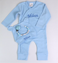 Lade das Bild in den Galerie-Viewer, Erstlingsset mit Namen und Schnullerkette blau Babyset Junge