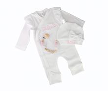 Lade das Bild in den Galerie-Viewer, Baby Erstlingsset mit Namen rosa mit Schühchen Babyset