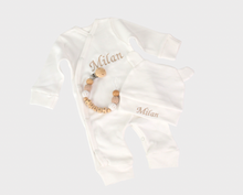 Lade das Bild in den Galerie-Viewer, Babyset Erstlingsset mit Namen und Schnullerkette unisex beige/weiss