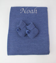 Lade das Bild in den Galerie-Viewer, Baby Erstlingsset mit Namen und Schnullerkette royal blau