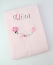Lade das Bild in den Galerie-Viewer, Baby Erstlingsset mit Namen rosa Mädchen Wollfleece-Decke