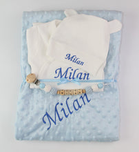 Lade das Bild in den Galerie-Viewer, Baby Erstlingsset mit Namen und Schnullerkette Junge blau/weiß