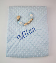 Lade das Bild in den Galerie-Viewer, Baby Erstlingsset mit Namen und Schnullerkette Junge blau/weiß