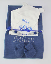 Lade das Bild in den Galerie-Viewer, Baby Erstlingsset mit Namen und Schnullerkette royal blau