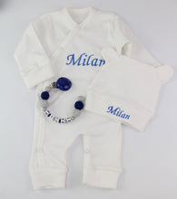 Lade das Bild in den Galerie-Viewer, Baby Erstlingsset mit Namen und Schnullerkette royal blau