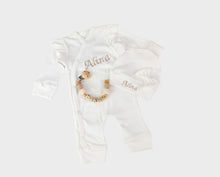 Lade das Bild in den Galerie-Viewer, Strampler-Set mit Schnullerkette weiss/beige