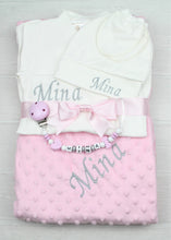 Lade das Bild in den Galerie-Viewer, Baby Erstlingsset mit Namen und Schnullerkette grau/rosa