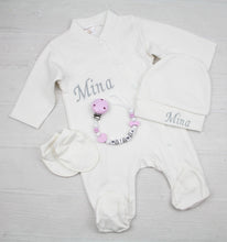Lade das Bild in den Galerie-Viewer, Baby Erstlingsset mit Namen und Schnullerkette grau/rosa