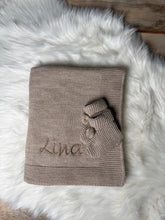 Lade das Bild in den Galerie-Viewer, Strickdecke mit Wunschnamen verschd. Farben
