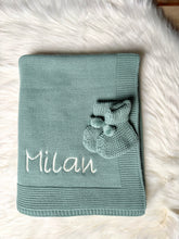 Lade das Bild in den Galerie-Viewer, Strickdecke mit Schühchen und Schnullerkette mint
