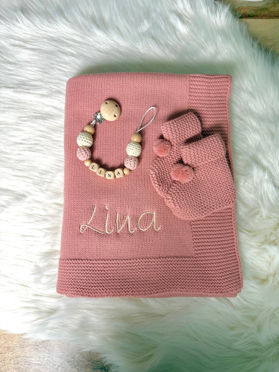 Strickdecke mit Schühchen und Schnullerkette coral