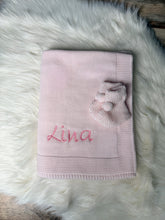 Lade das Bild in den Galerie-Viewer, Strickdecke mit Schühchen und Schnullerkette rosa
