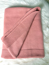 Lade das Bild in den Galerie-Viewer, Strickdecke mit Schühchen und Schnullerkette coral
