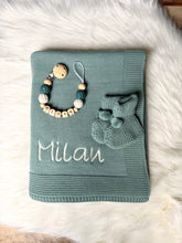 Lade das Bild in den Galerie-Viewer, Strickdecke mit Schühchen und Schnullerkette mint
