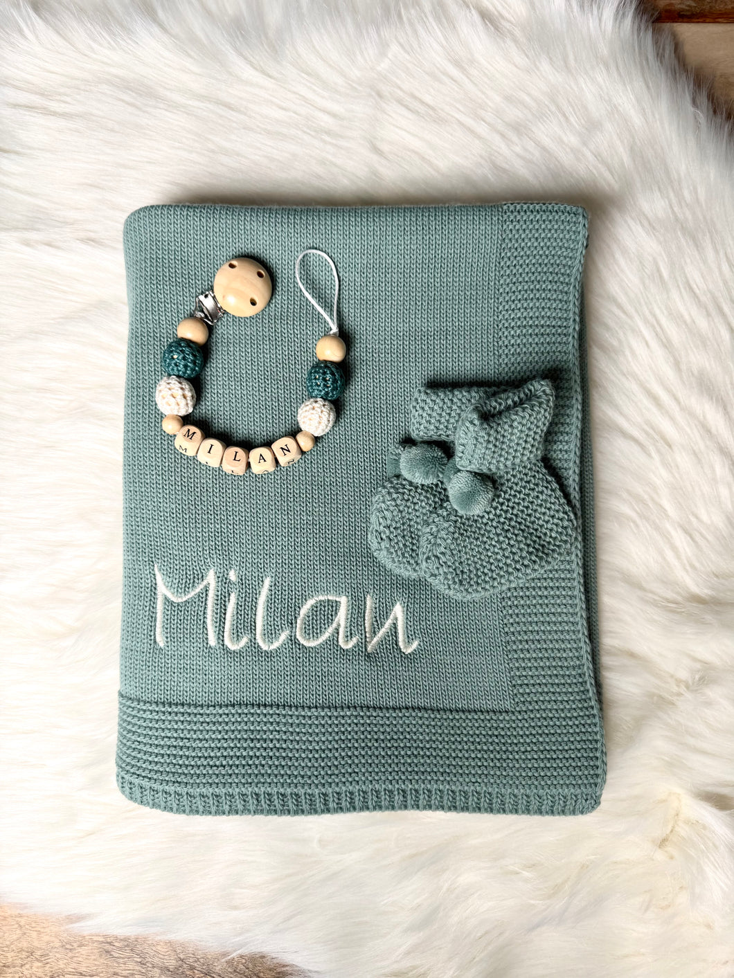 Strickdecke mit Schühchen und Schnullerkette mint