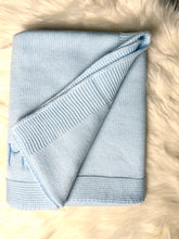 Lade das Bild in den Galerie-Viewer, Strickdecke mit Schühchen und Schnullerkette babyblau
