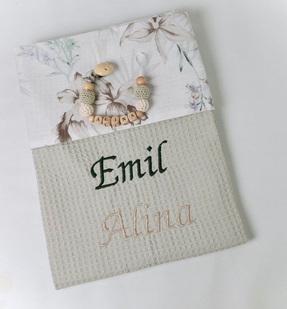 Babydecke Waffelpique khaki personalisiert mit Schnullerkette