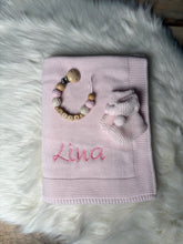 Lade das Bild in den Galerie-Viewer, Strickdecke mit Schühchen und Schnullerkette rosa
