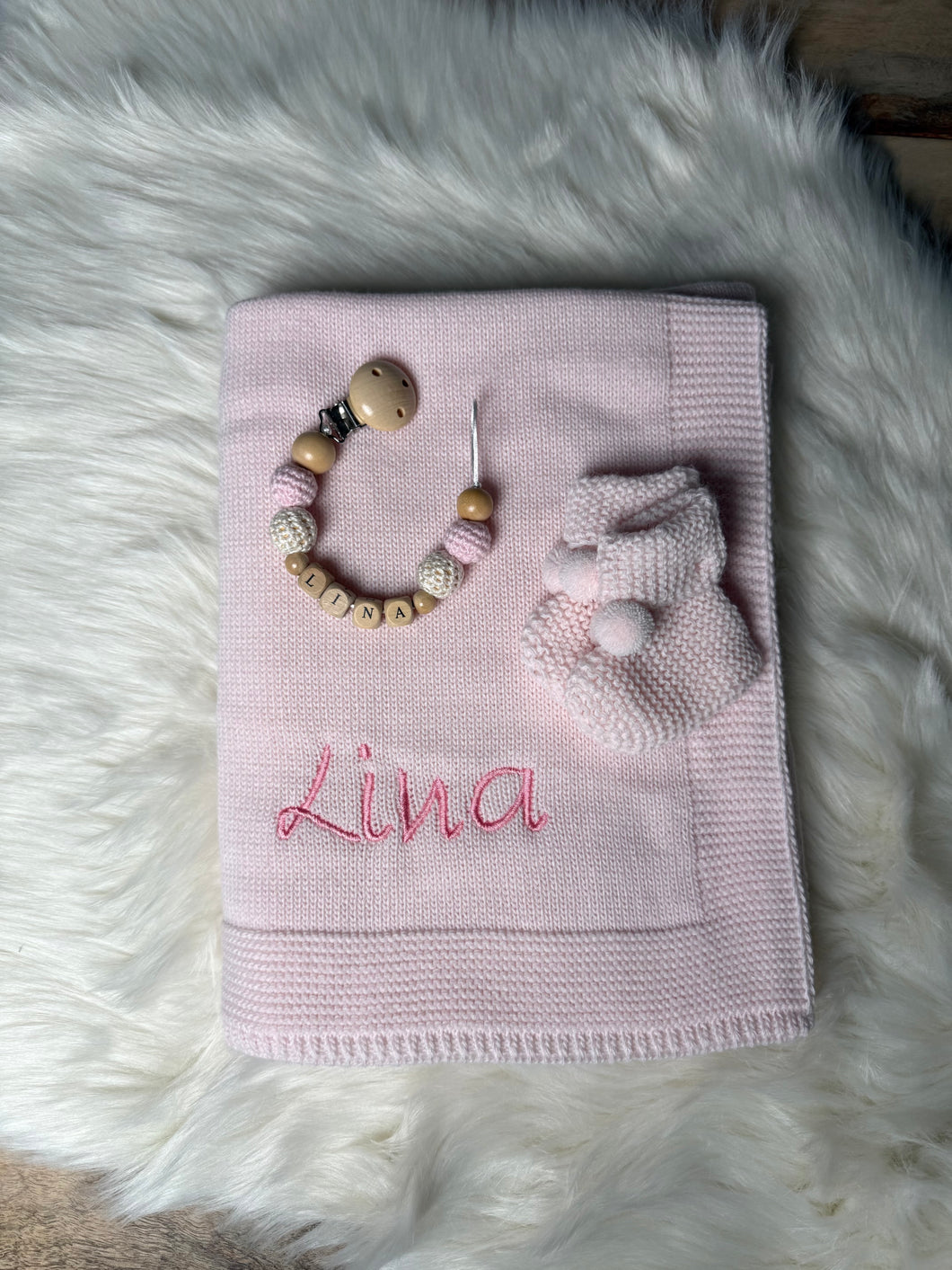 Strickdecke mit Schühchen und Schnullerkette rosa