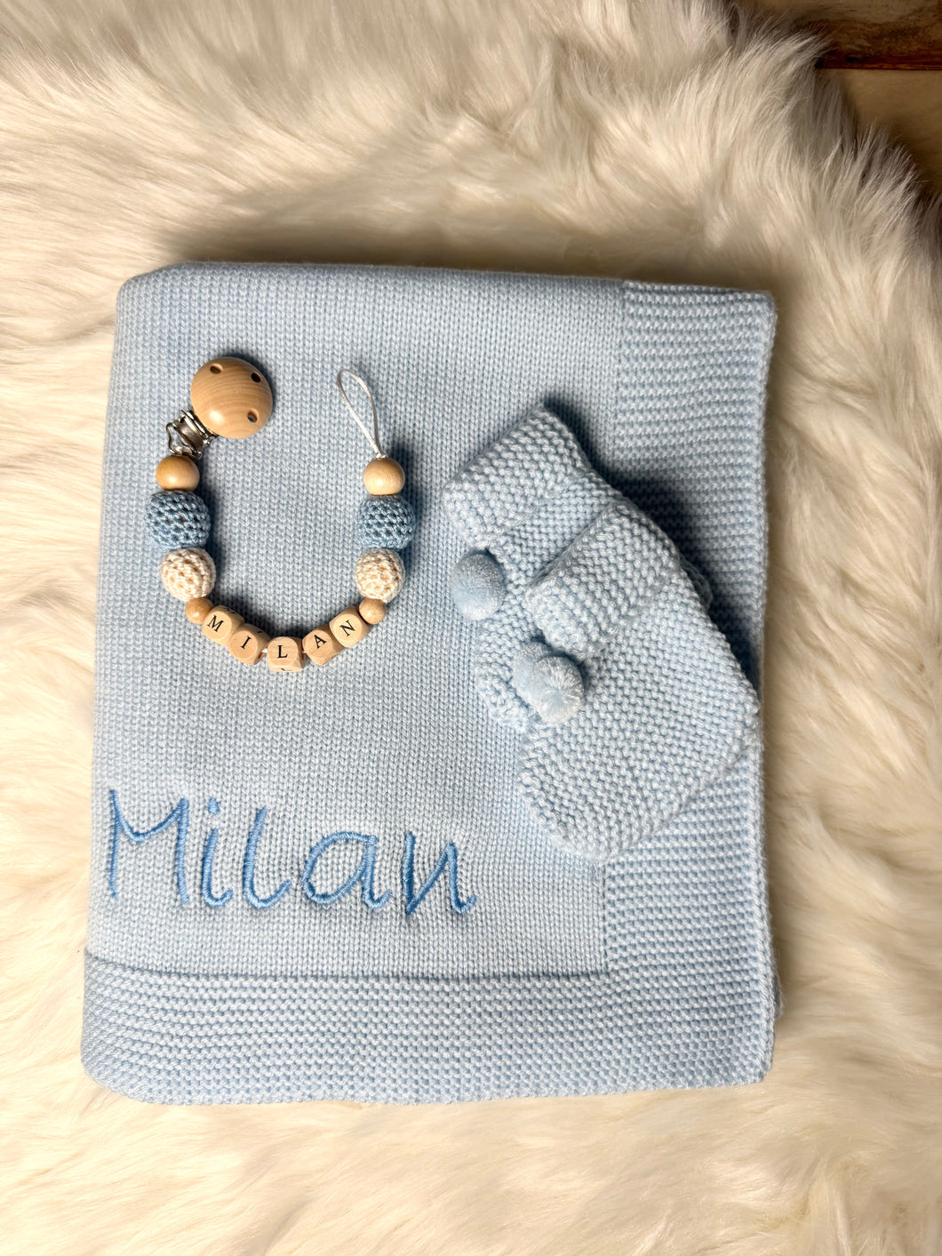 Strickdecke mit Schühchen und Schnullerkette babyblau