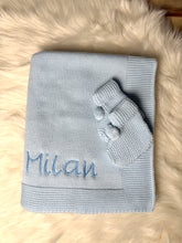 Lade das Bild in den Galerie-Viewer, Strickdecke mit Wunschnamen verschd. Farben
