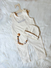 Lade das Bild in den Galerie-Viewer, Strampler-Set mit Schnullerkette ecru
