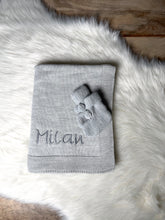 Lade das Bild in den Galerie-Viewer, Babydecke Strickdecke mit Namen, Schnullerkette und Schühchen grau unisex
