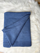Lade das Bild in den Galerie-Viewer, Strickdecke mit Schühchen und Schnullerkette royalblue
