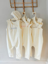 Lade das Bild in den Galerie-Viewer, Strampler-Set mit Schnullerkette ecru
