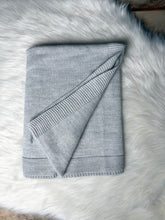 Lade das Bild in den Galerie-Viewer, Babydecke Strickdecke mit Namen, Schnullerkette und Schühchen grau unisex
