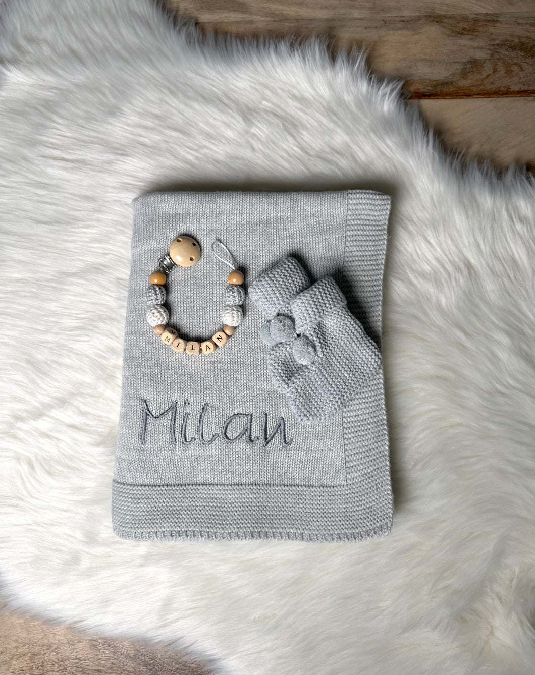 Babydecke Strickdecke mit Namen, Schnullerkette und Schühchen grau unisex