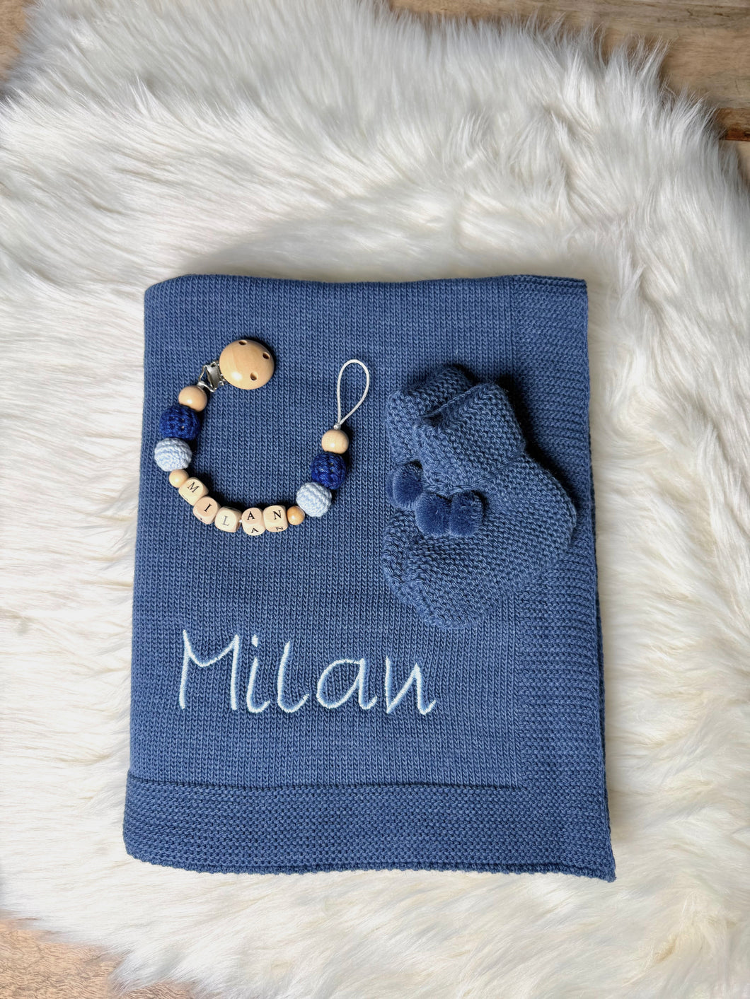Strickdecke mit Schühchen und Schnullerkette royalblue