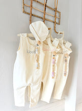 Lade das Bild in den Galerie-Viewer, Strampler-Set mit Schnullerkette ecru
