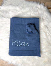 Lade das Bild in den Galerie-Viewer, Strickdecke mit Schühchen und Schnullerkette royalblue
