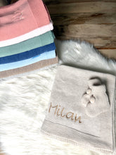 Lade das Bild in den Galerie-Viewer, Strickdecke mit Wunschnamen verschd. Farben
