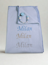 Lade das Bild in den Galerie-Viewer, Baby Fleecedecke aus Baumwollmischung mit Wunschnamen und Schnullerkette
