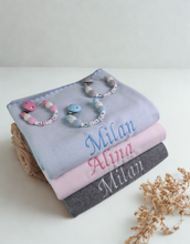 Lade das Bild in den Galerie-Viewer, Baby Fleecedecke aus Baumwollmischung mit Wunschnamen und Schnullerkette
