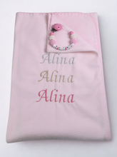 Lade das Bild in den Galerie-Viewer, Baby Fleecedecke aus Baumwollmischung mit Wunschnamen und Schnullerkette
