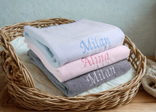 Lade das Bild in den Galerie-Viewer, Baby Decke Fleecedecke blau aus Baumwollmischung mit Wunschnamen

