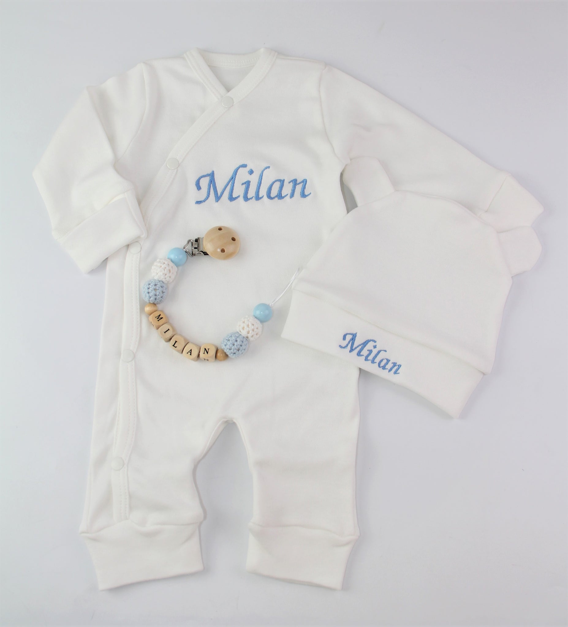 Baby Erstlingsset mit Namen und Schnullerkette Junge blau/weiß –  Minis-world24